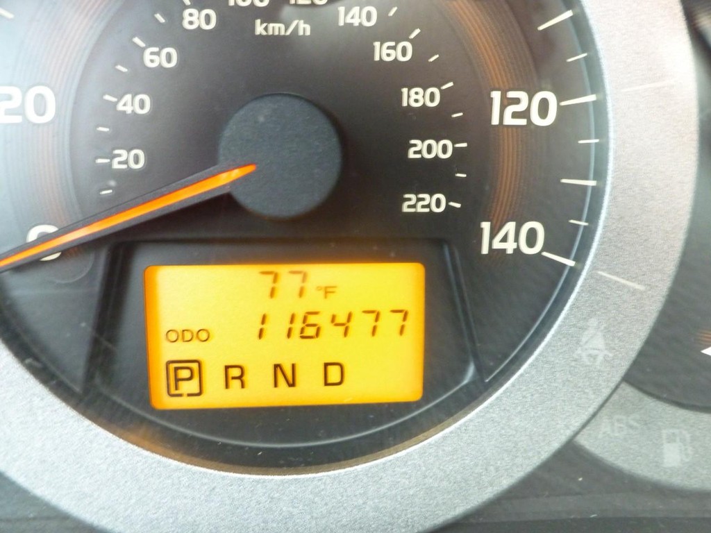 Toyota RAV4 Vehicle Full-screen Gallery Image 09