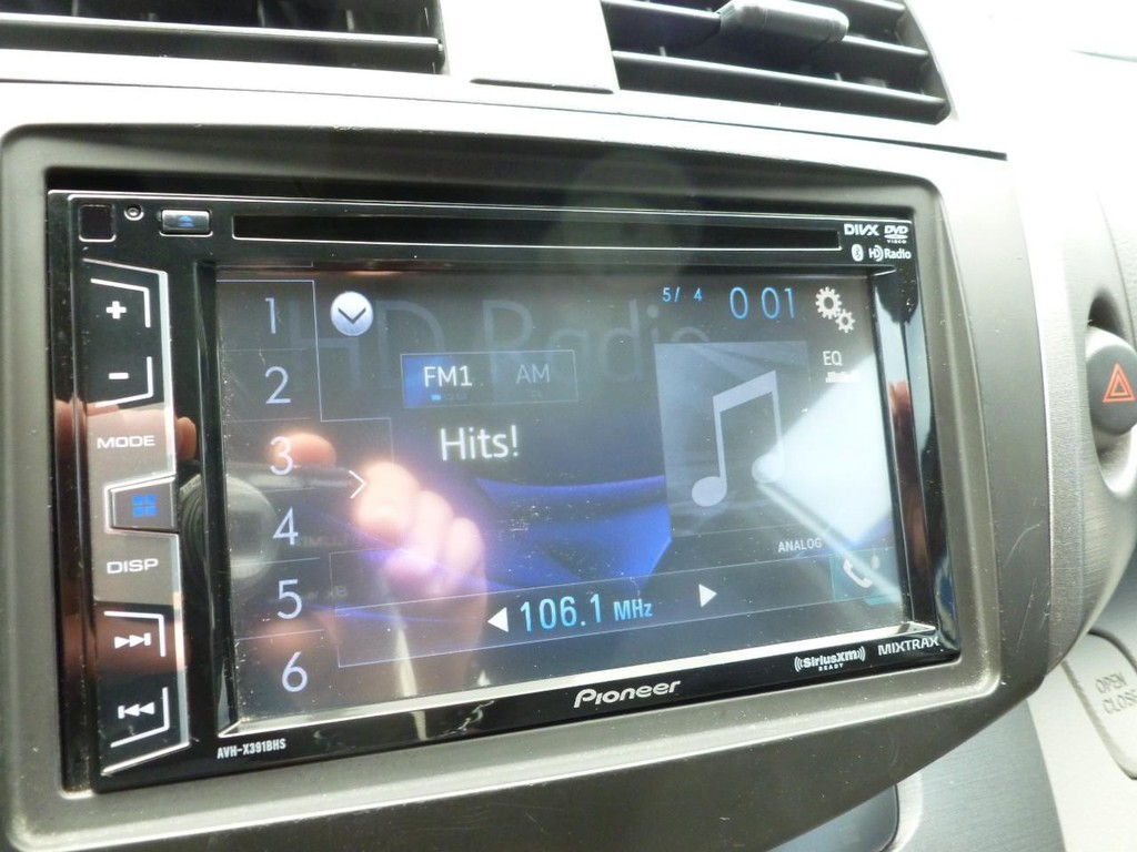Toyota RAV4 Vehicle Full-screen Gallery Image 10