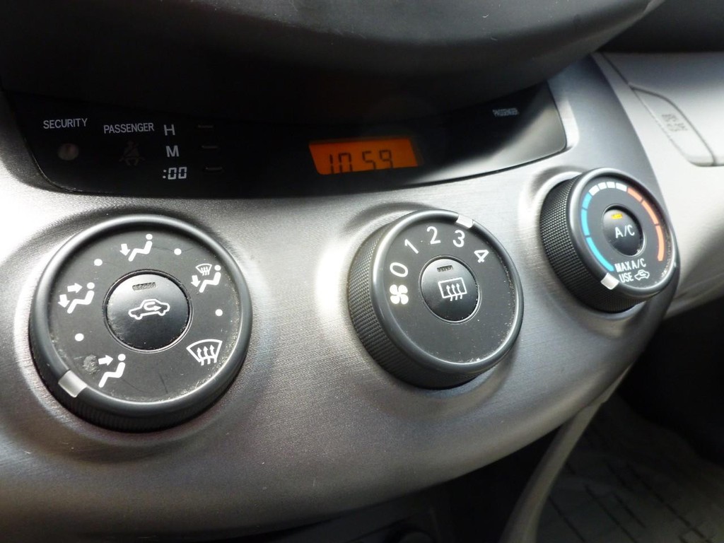 Toyota RAV4 Vehicle Full-screen Gallery Image 12