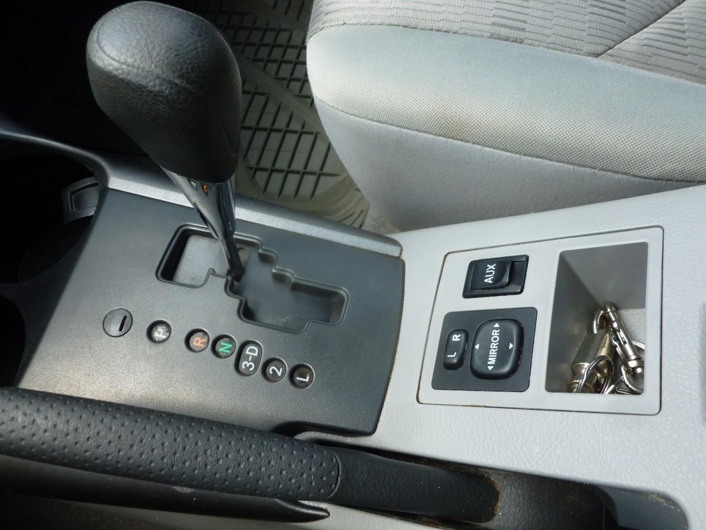 Toyota RAV4 Vehicle Full-screen Gallery Image 13