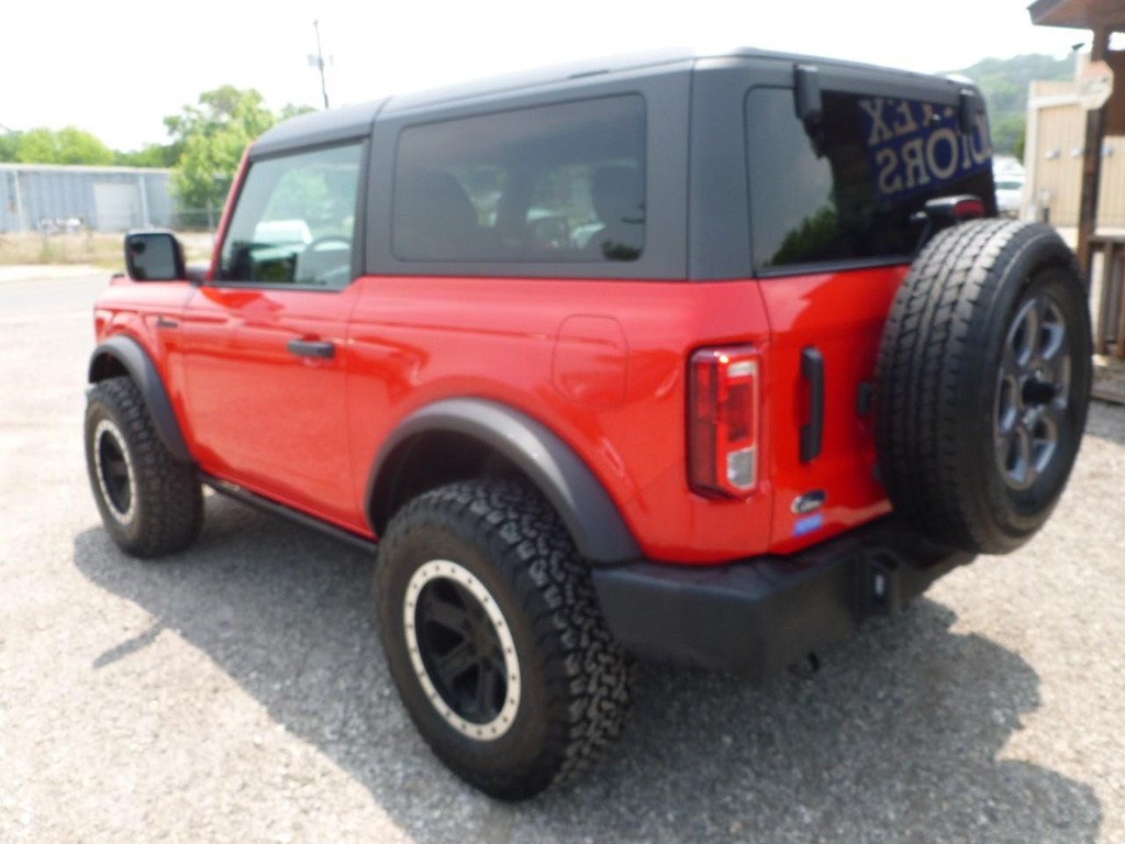 Ford Bronco Vehicle Full-screen Gallery Image 02