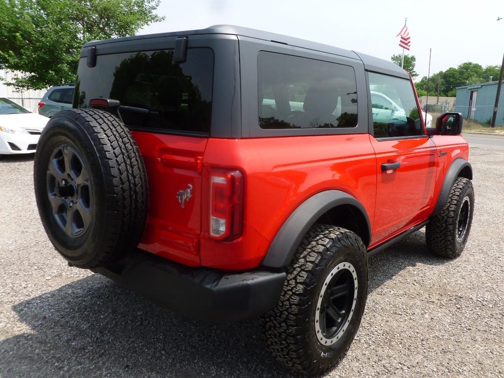 Ford Bronco Vehicle Full-screen Gallery Image 03