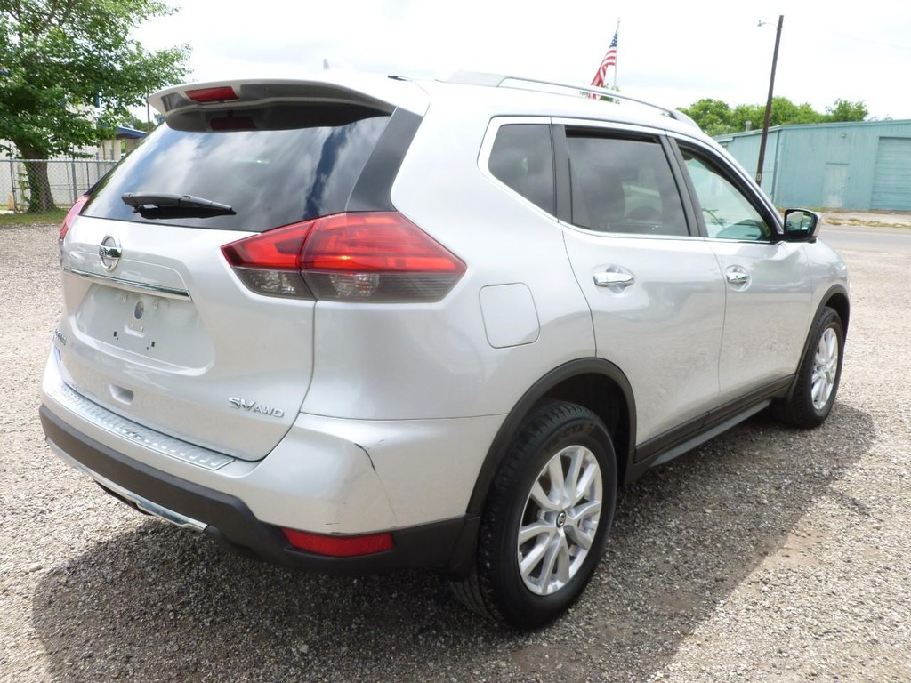 Nissan Rogue Vehicle Full-screen Gallery Image 03