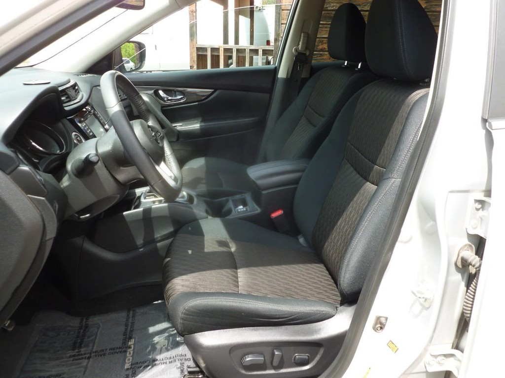 Nissan Rogue Vehicle Full-screen Gallery Image 05