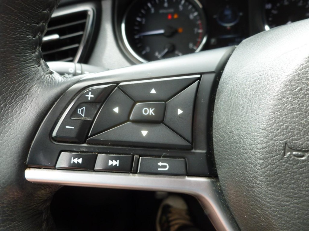 Nissan Rogue Vehicle Full-screen Gallery Image 09