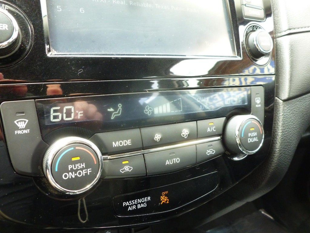 Nissan Rogue Vehicle Full-screen Gallery Image 12