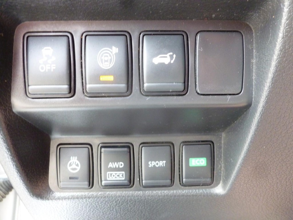 Nissan Rogue Vehicle Full-screen Gallery Image 17
