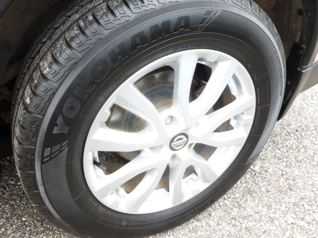 Nissan Rogue Vehicle Full-screen Gallery Image 18
