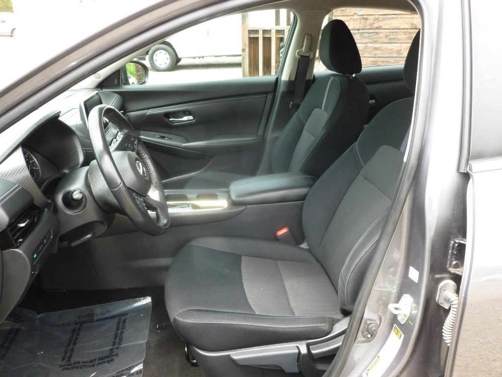 Nissan Sentra Vehicle Full-screen Gallery Image 05