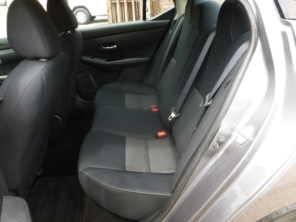 Nissan Sentra Vehicle Full-screen Gallery Image 06
