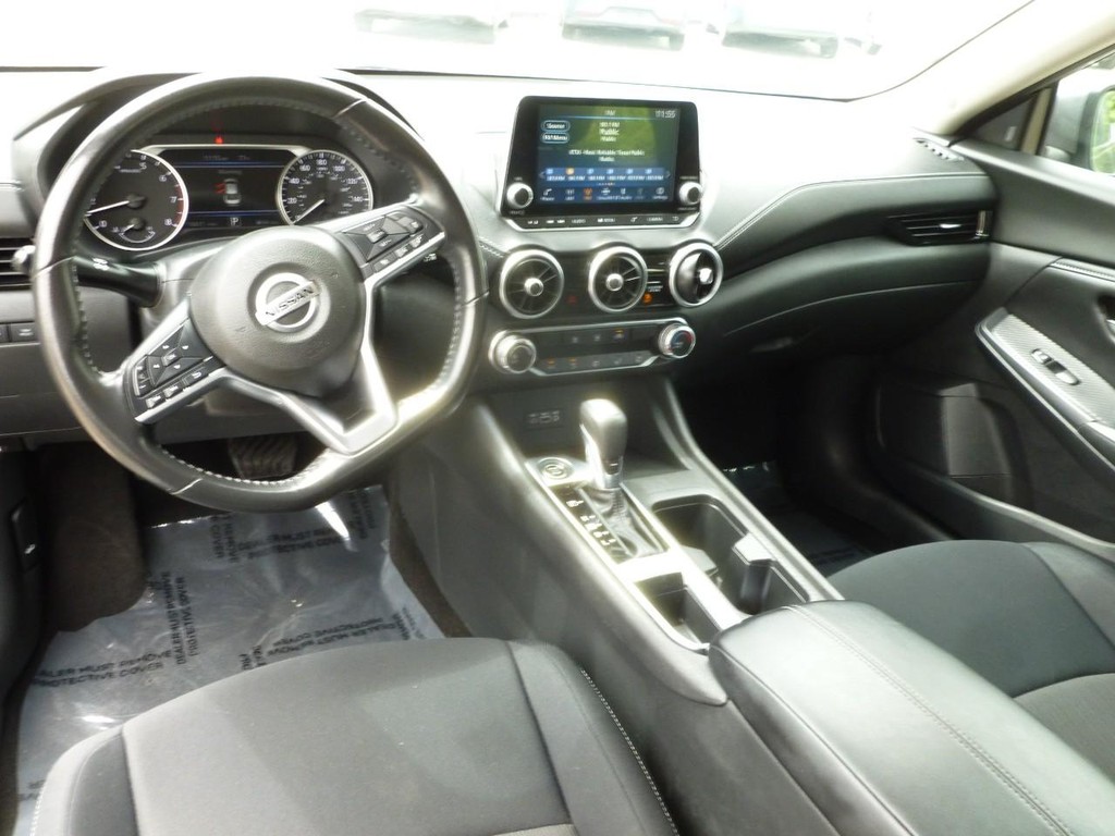 Nissan Sentra Vehicle Full-screen Gallery Image 07