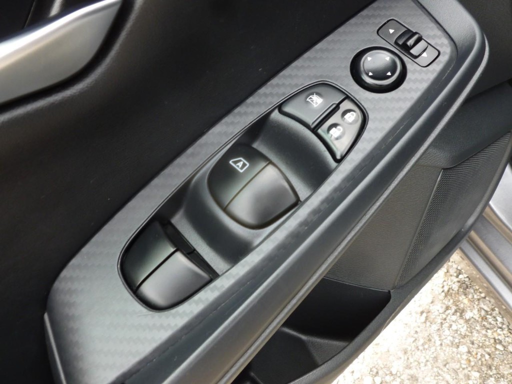 Nissan Sentra Vehicle Full-screen Gallery Image 08