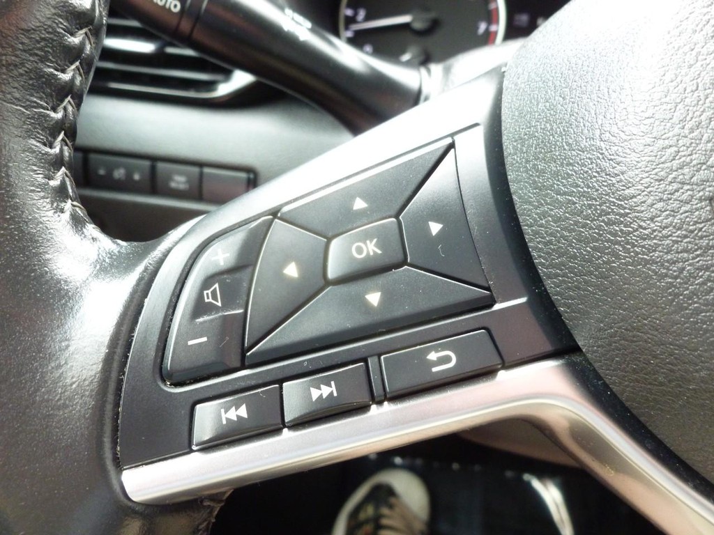 Nissan Sentra Vehicle Full-screen Gallery Image 10