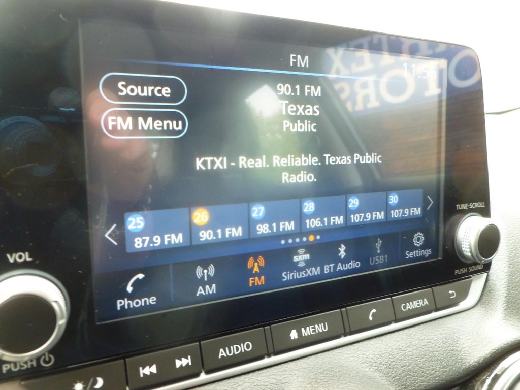 Nissan Sentra Vehicle Full-screen Gallery Image 12