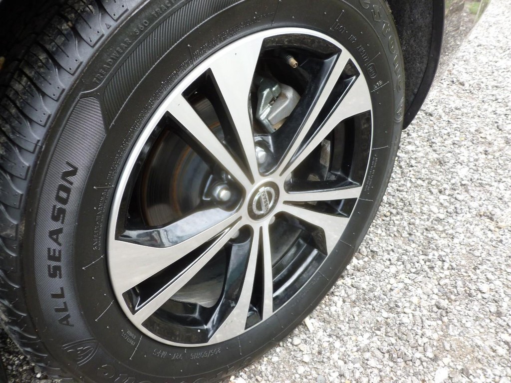 Nissan Sentra Vehicle Full-screen Gallery Image 19