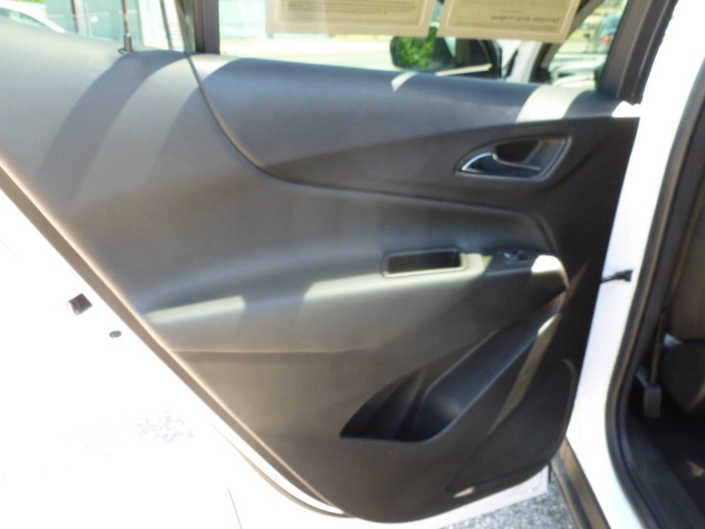 Chevrolet Equinox Vehicle Full-screen Gallery Image 17