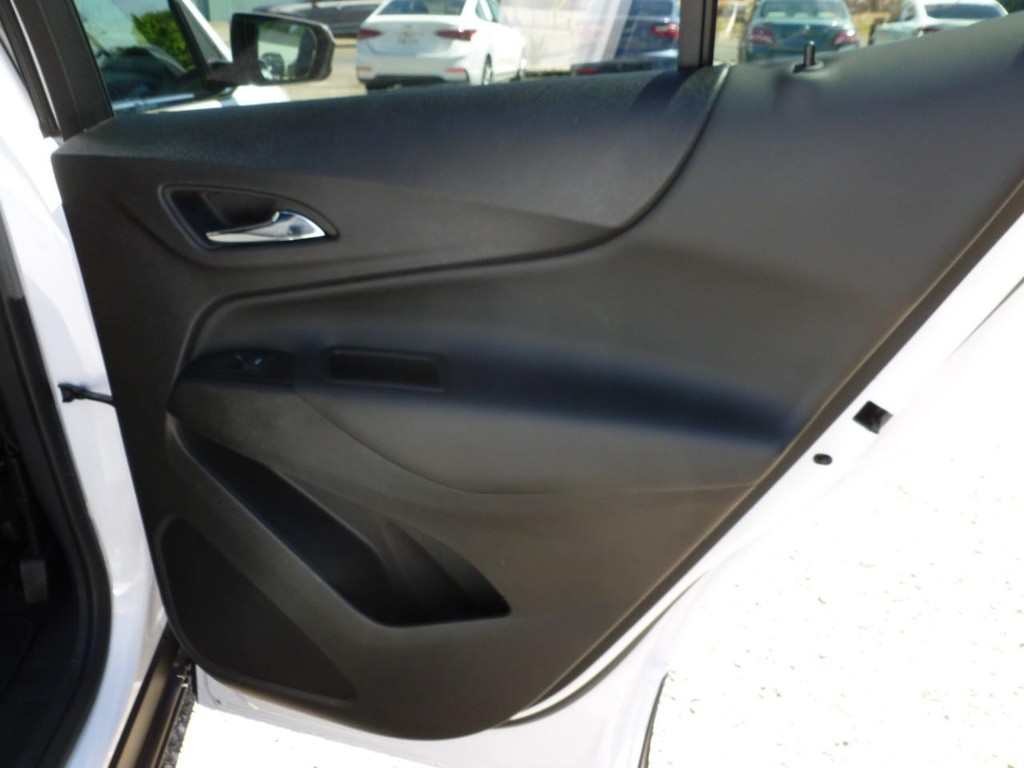 Chevrolet Equinox Vehicle Full-screen Gallery Image 18