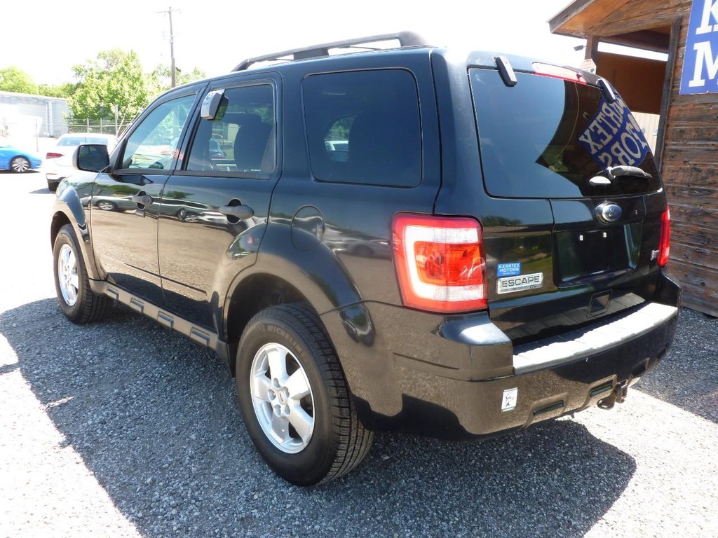 Ford Escape Vehicle Full-screen Gallery Image 02