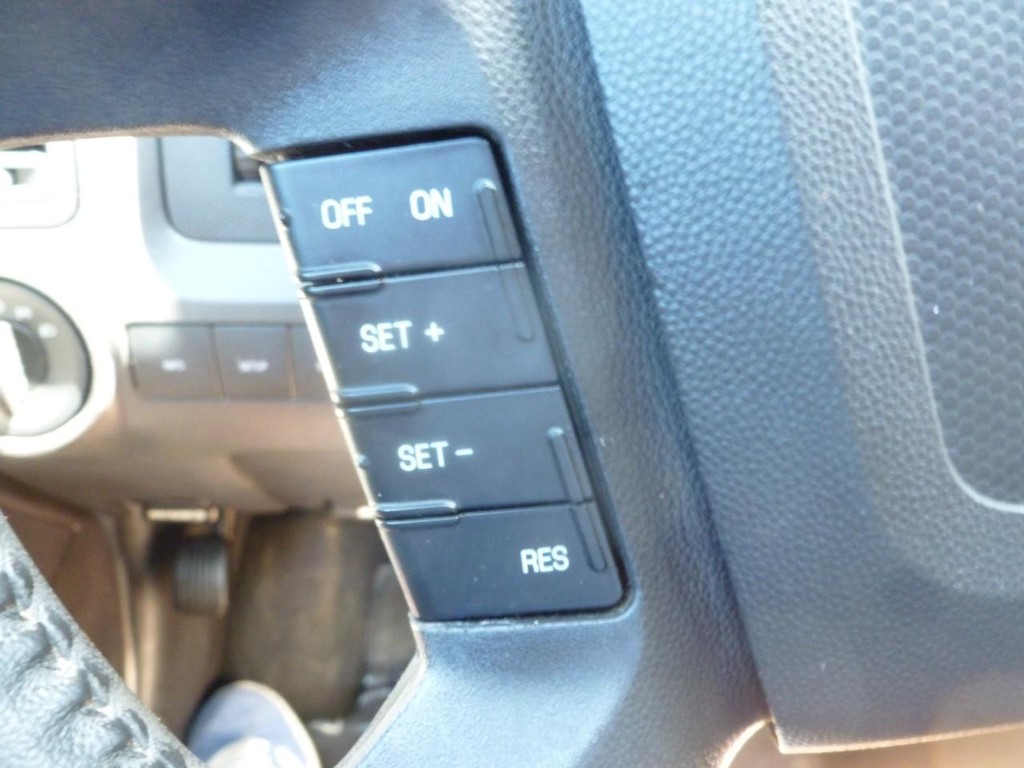 Ford Escape Vehicle Full-screen Gallery Image 09