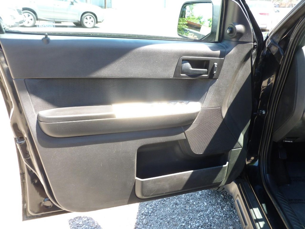 Ford Escape Vehicle Full-screen Gallery Image 18