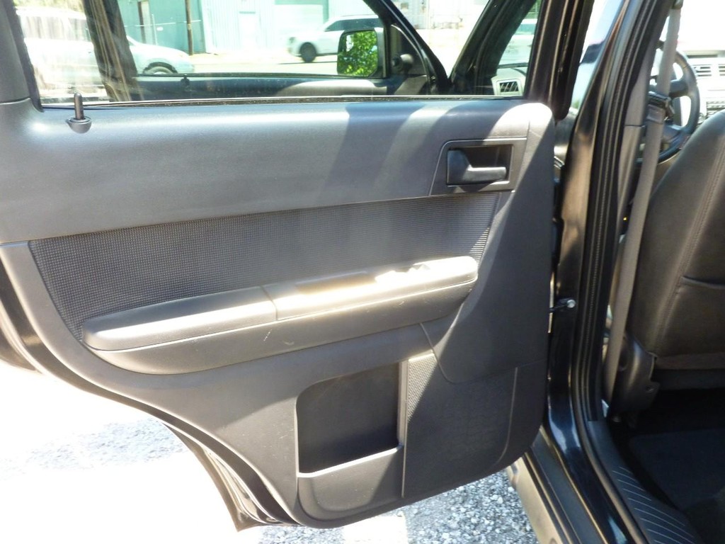 Ford Escape Vehicle Full-screen Gallery Image 19