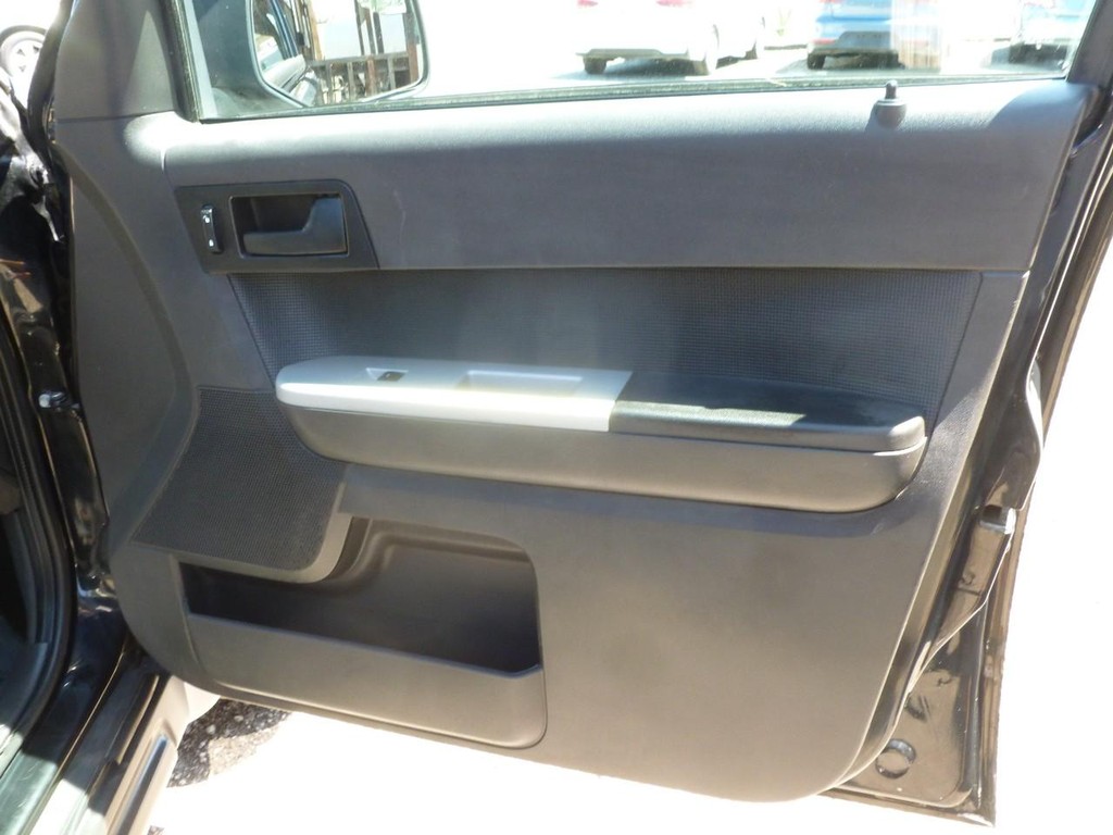 Ford Escape Vehicle Full-screen Gallery Image 21