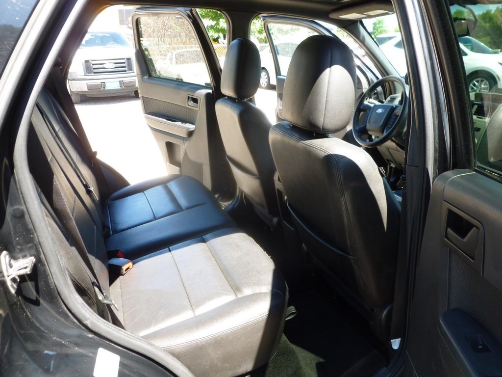 Ford Escape Vehicle Full-screen Gallery Image 23