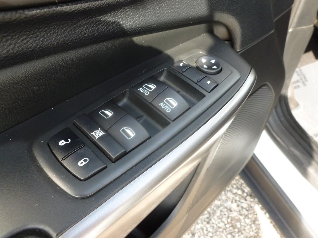 Jeep Cherokee Vehicle Image 09