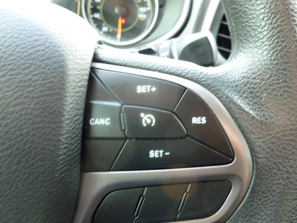 Jeep Cherokee Vehicle Image 12