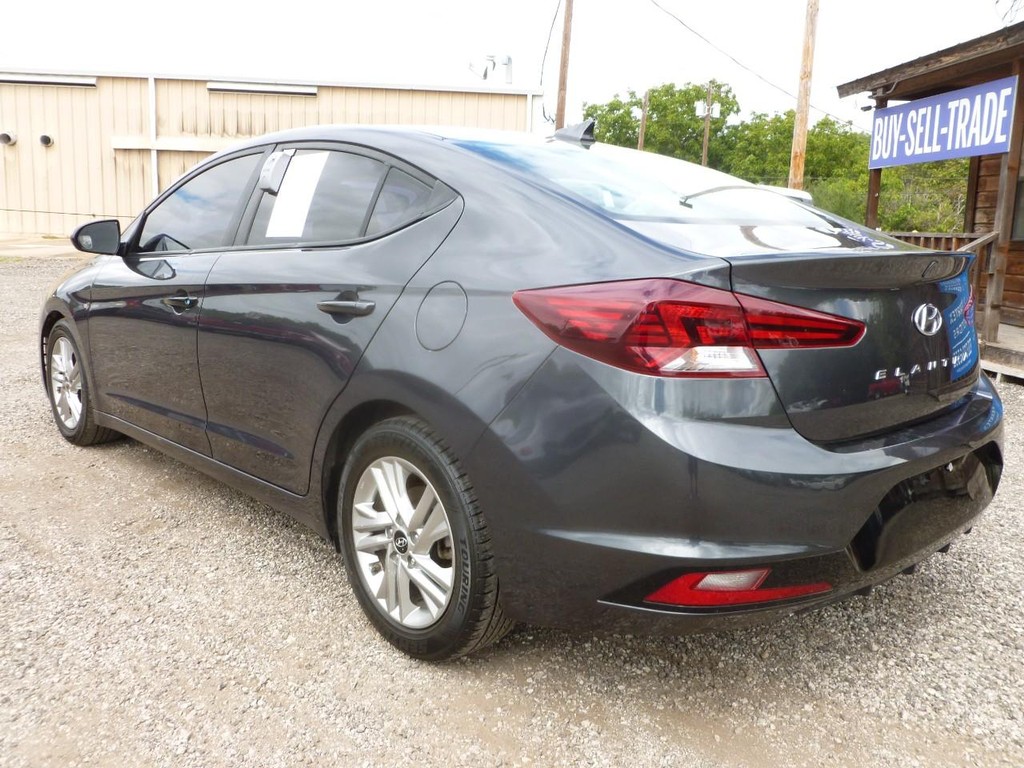 Hyundai Elantra Vehicle Image 02