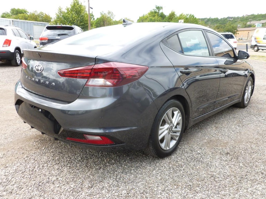 Hyundai Elantra Vehicle Image 03