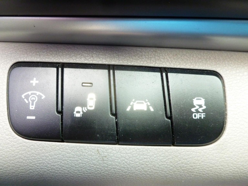 Hyundai Elantra Vehicle Image 09