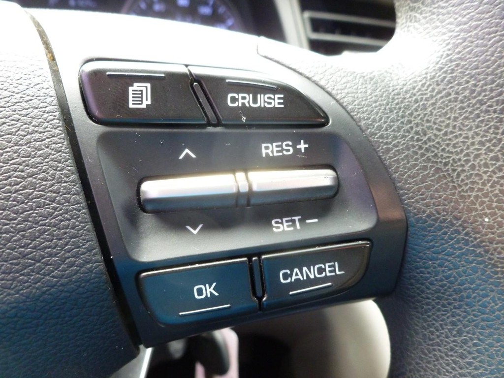 Hyundai Elantra Vehicle Image 12