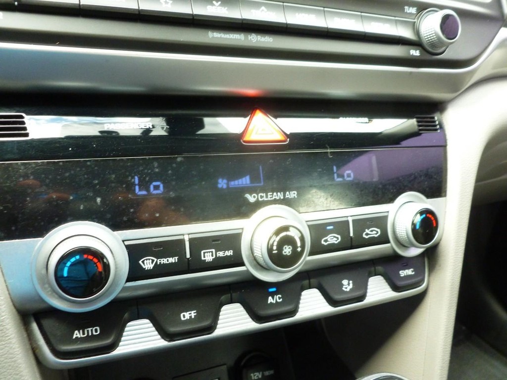 Hyundai Elantra Vehicle Image 14