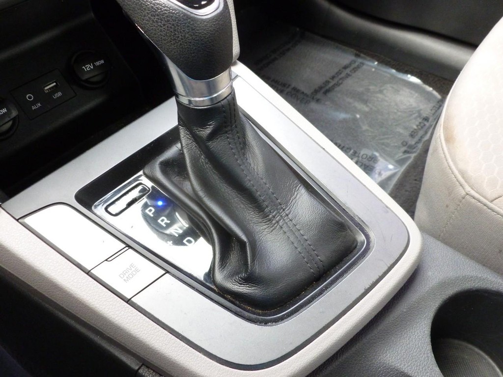 Hyundai Elantra Vehicle Image 16