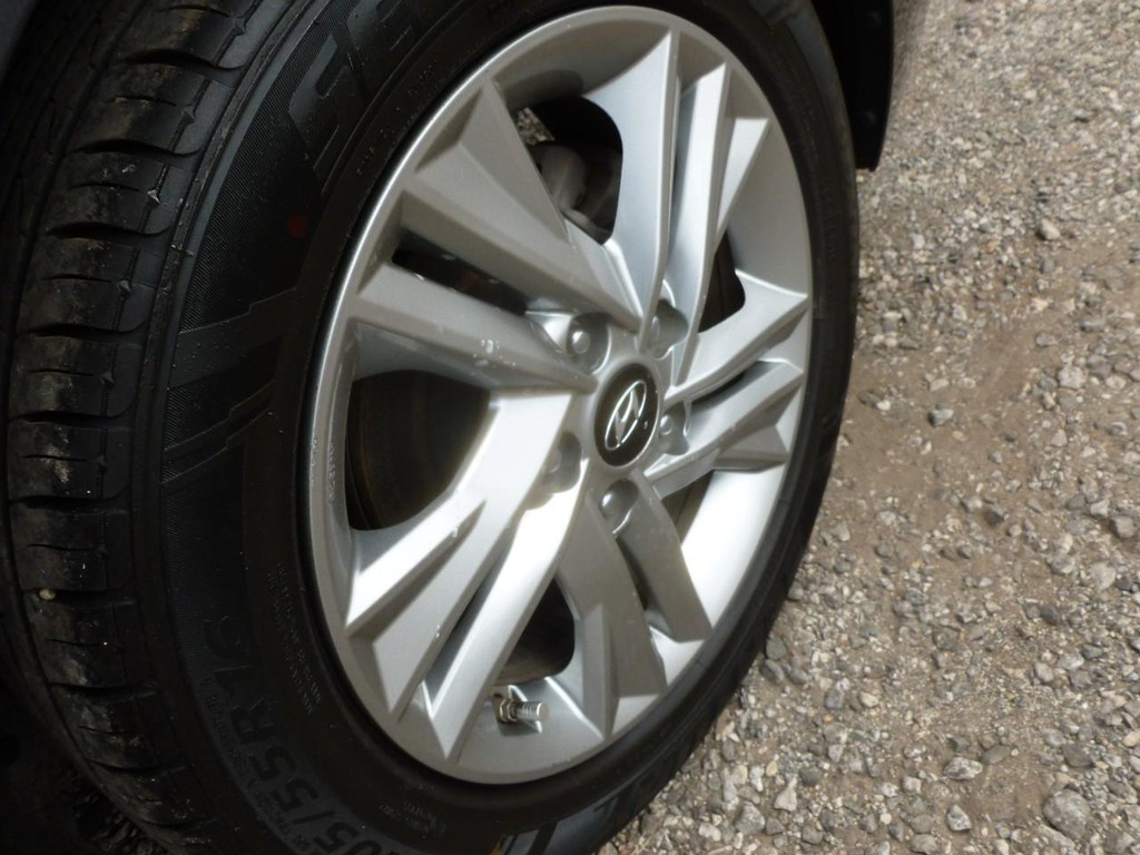 Hyundai Elantra Vehicle Image 18