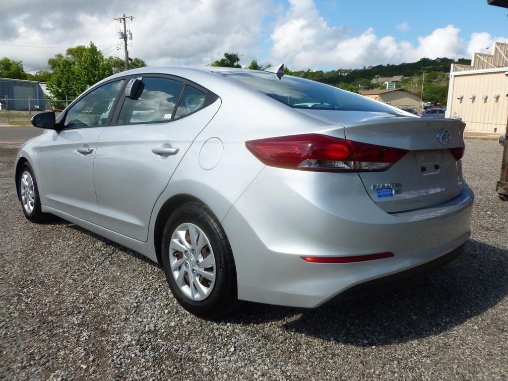 Hyundai Elantra Vehicle Full-screen Gallery Image 02