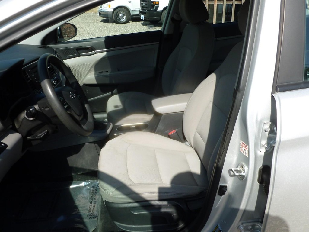 Hyundai Elantra Vehicle Full-screen Gallery Image 05