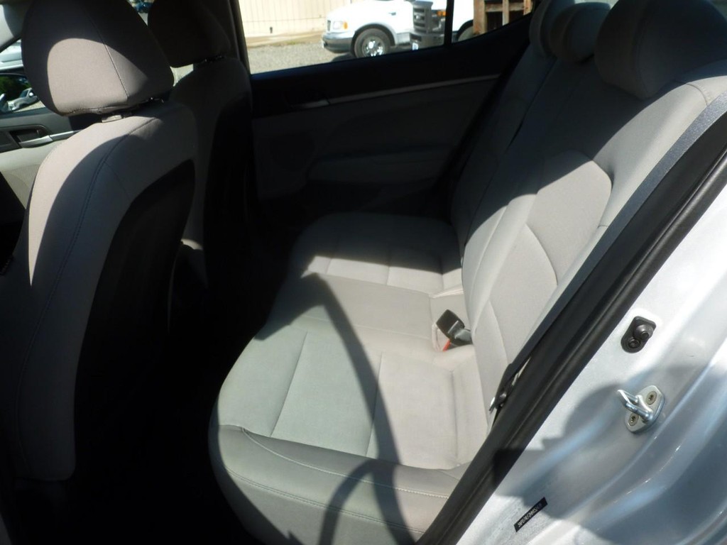 Hyundai Elantra Vehicle Full-screen Gallery Image 06