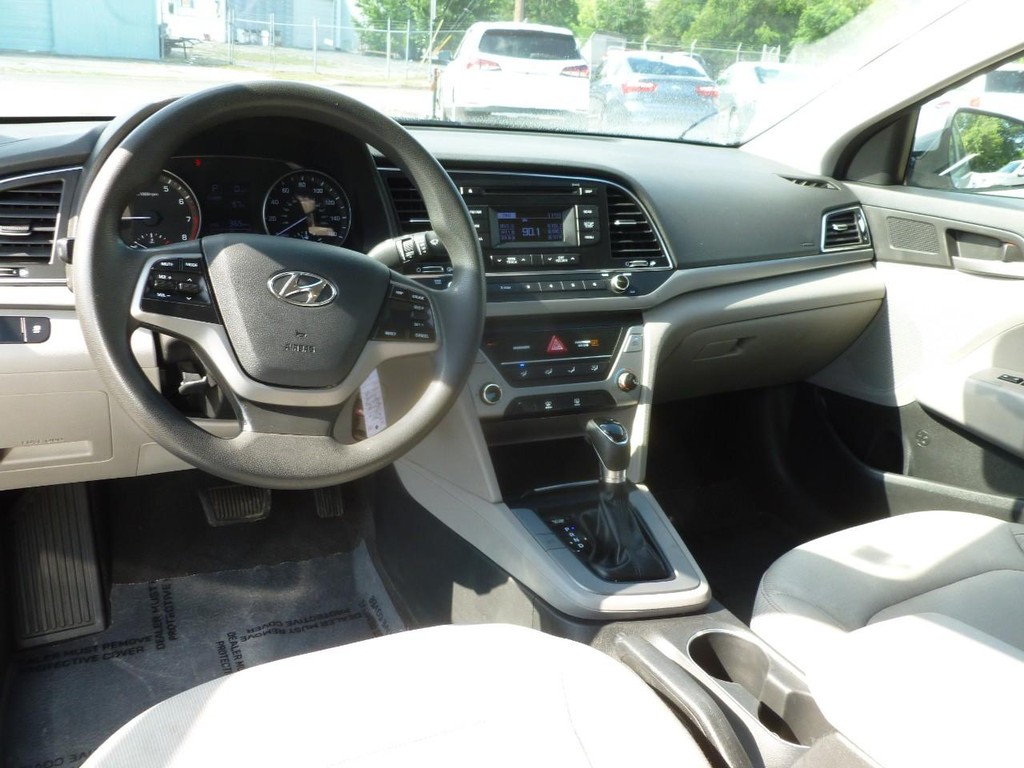 Hyundai Elantra Vehicle Full-screen Gallery Image 07