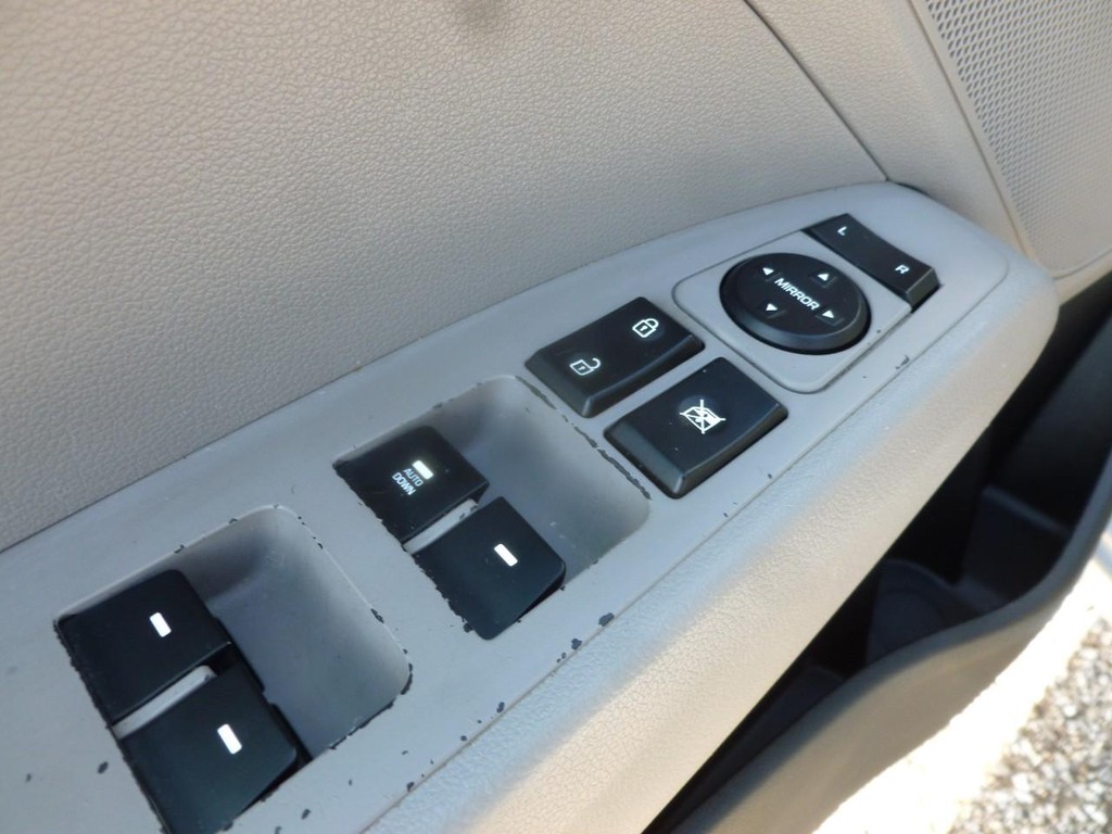 Hyundai Elantra Vehicle Full-screen Gallery Image 08