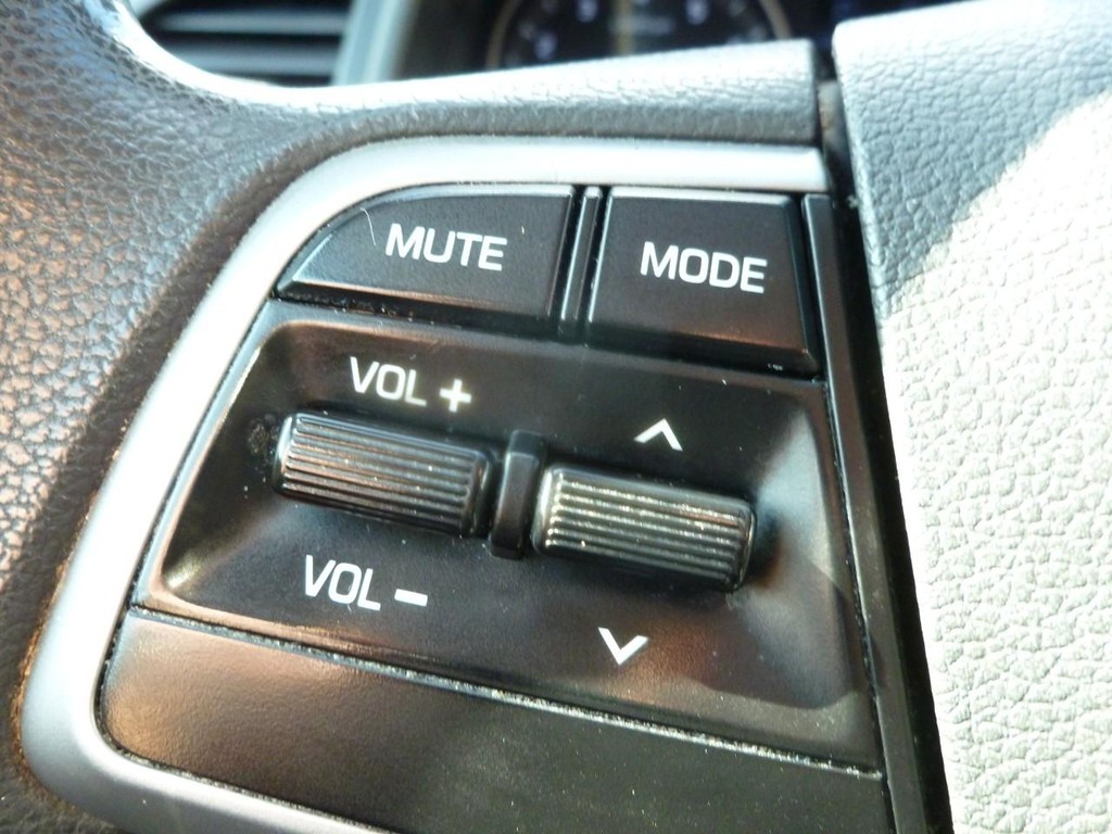 Hyundai Elantra Vehicle Full-screen Gallery Image 10