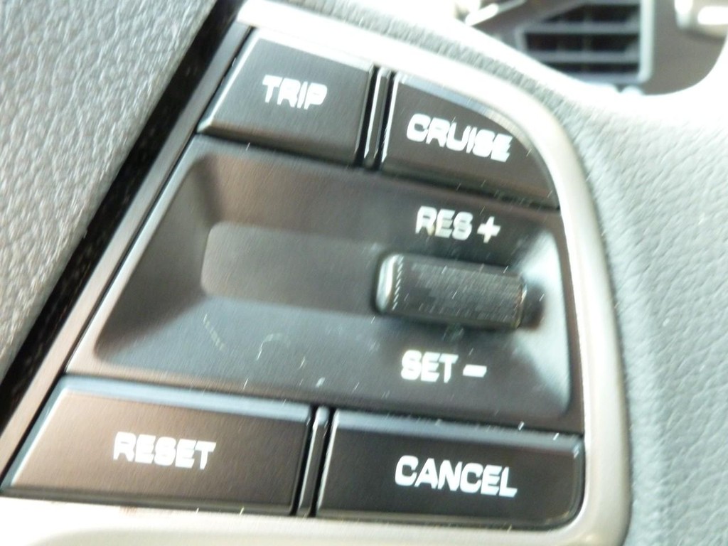 Hyundai Elantra Vehicle Full-screen Gallery Image 11