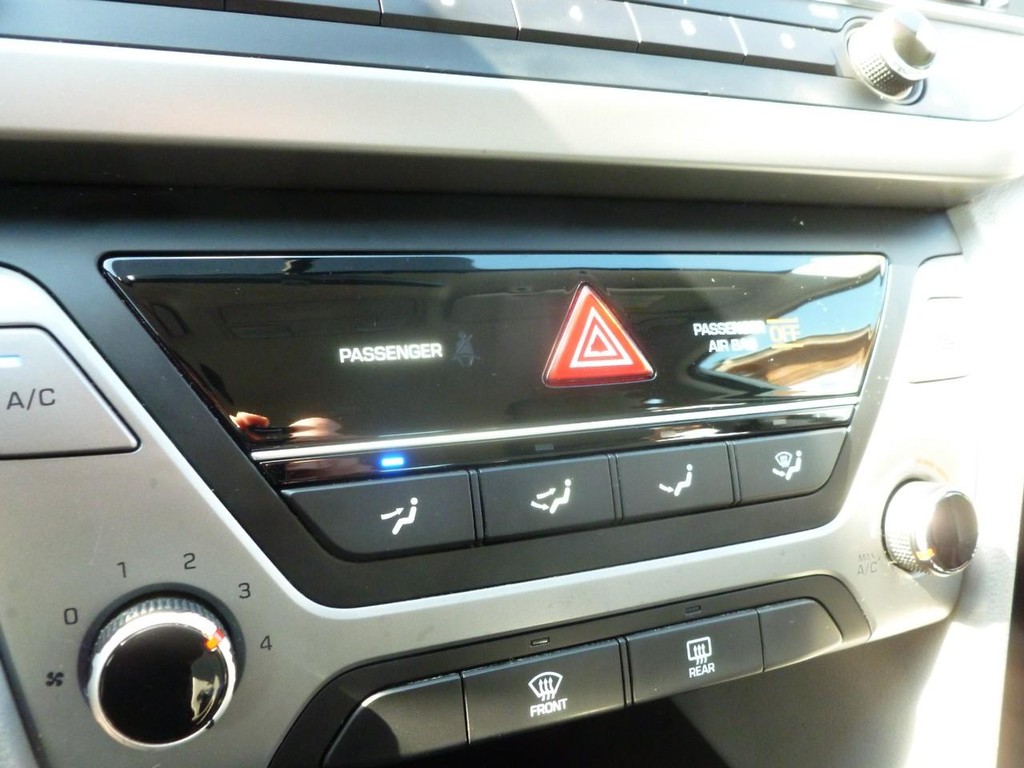Hyundai Elantra Vehicle Full-screen Gallery Image 13