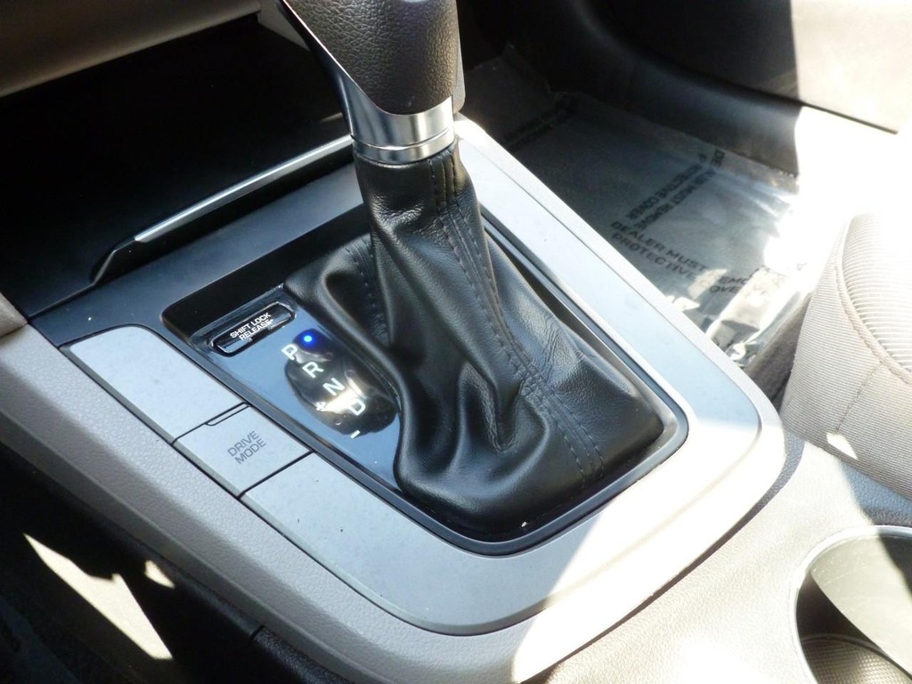 Hyundai Elantra Vehicle Full-screen Gallery Image 15