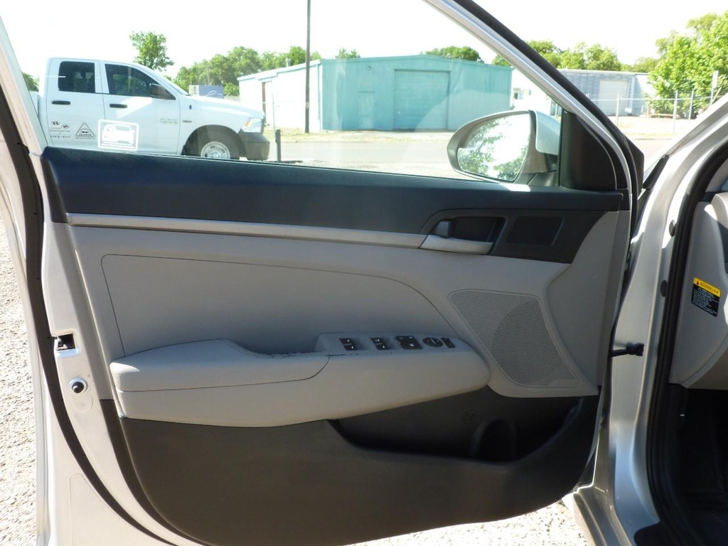 Hyundai Elantra Vehicle Full-screen Gallery Image 16