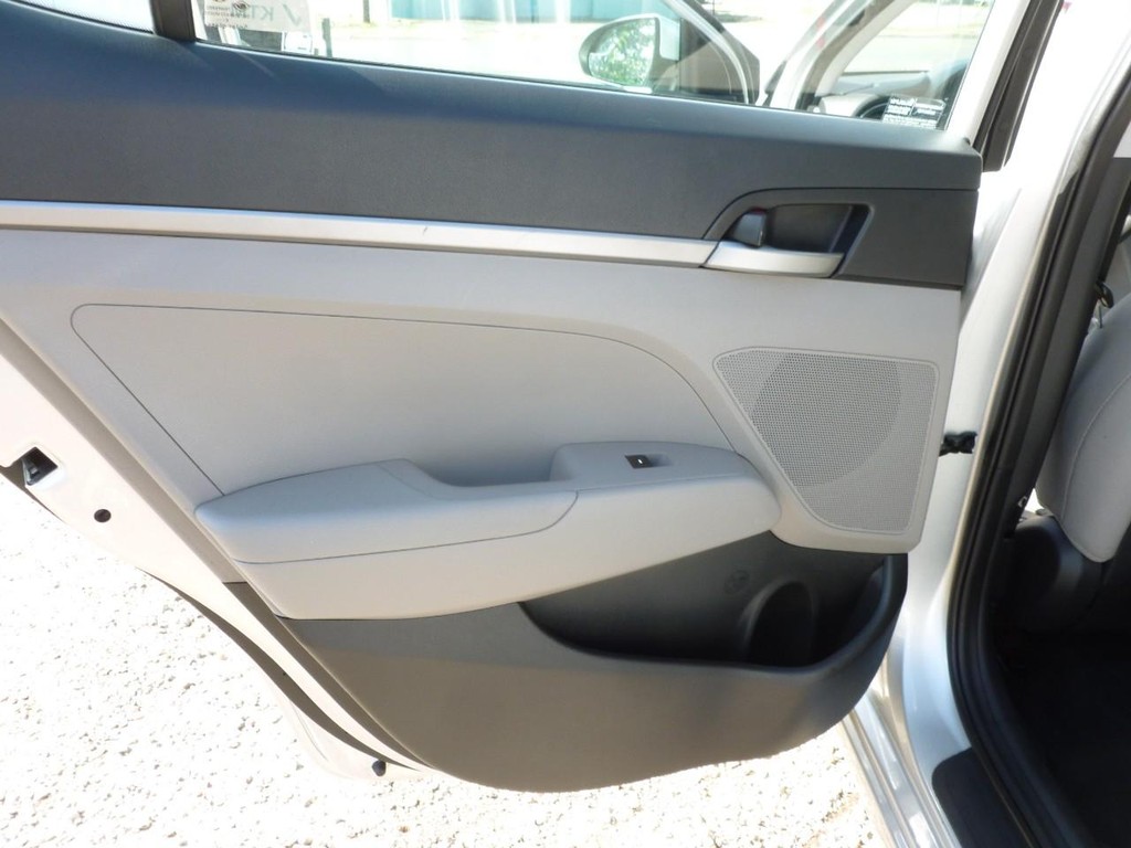 Hyundai Elantra Vehicle Full-screen Gallery Image 17