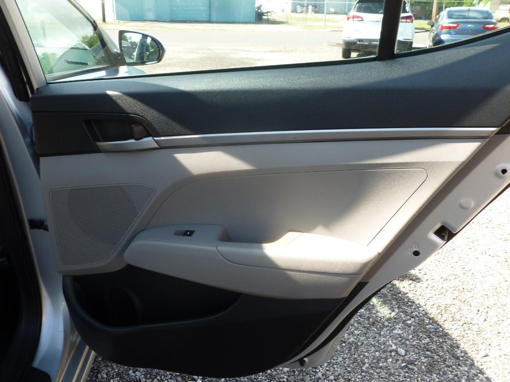 Hyundai Elantra Vehicle Full-screen Gallery Image 18