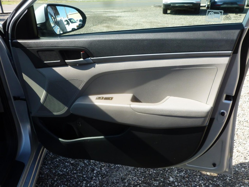 Hyundai Elantra Vehicle Full-screen Gallery Image 19