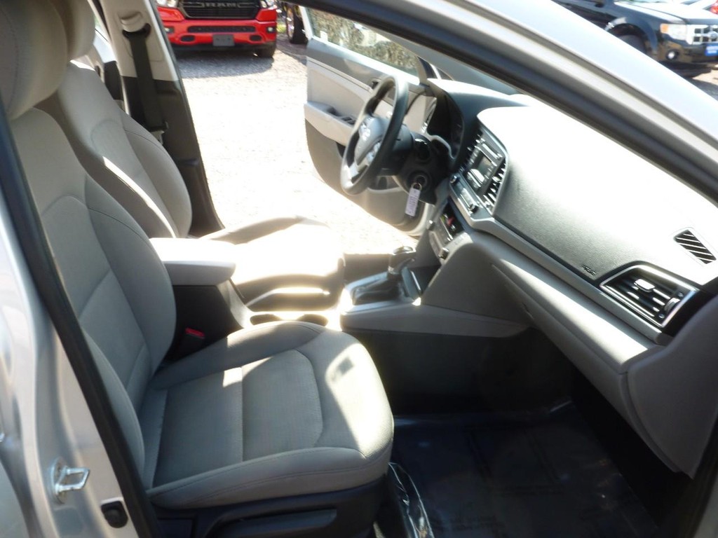 Hyundai Elantra Vehicle Full-screen Gallery Image 20